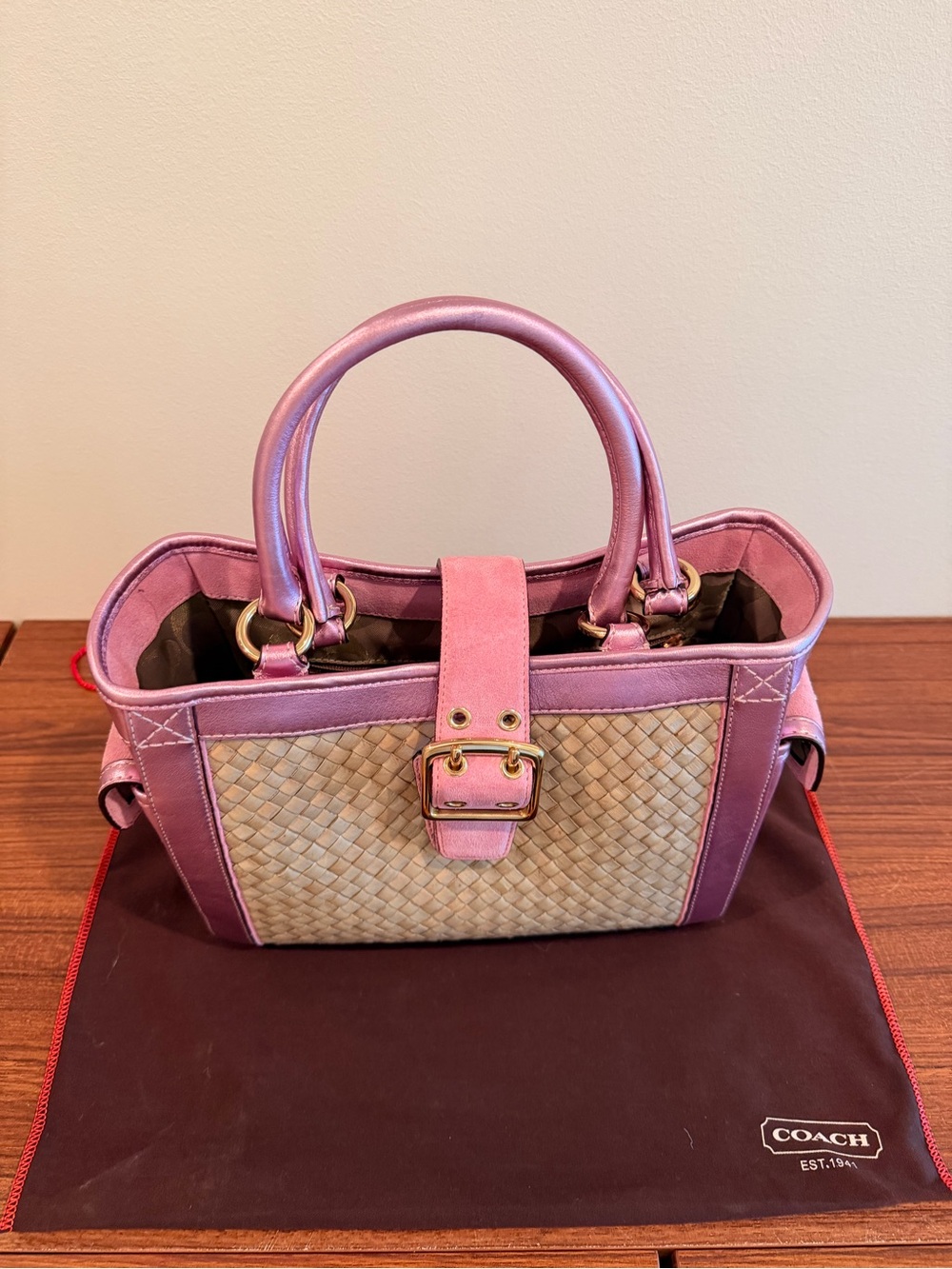 Coach vintage mid 2000s woven straw soho tote with coral pink suede trim. - Picture 4 of 7